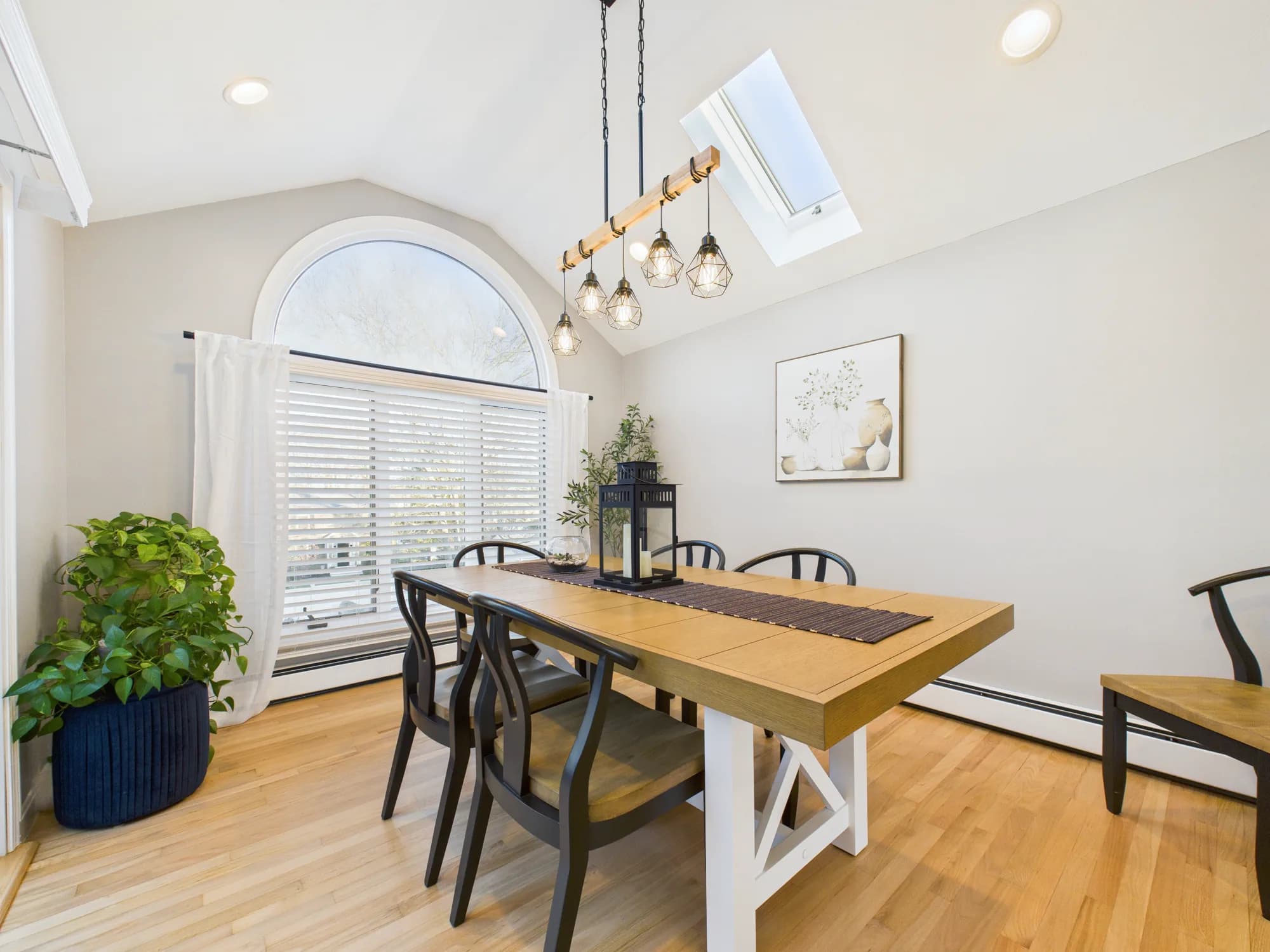 Vaulted dining room listing photography sample