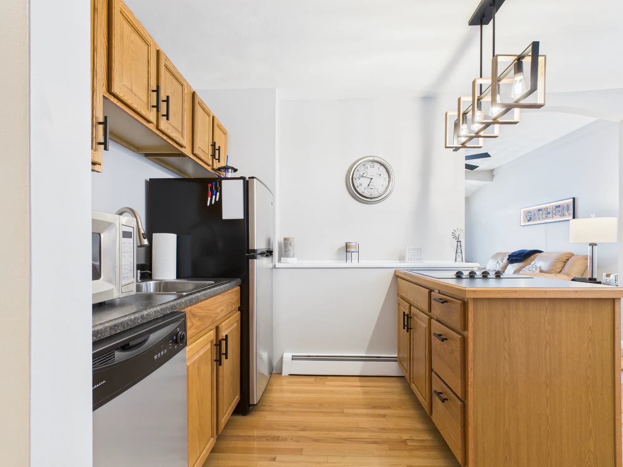 Lower-level eating area real estate photo sample